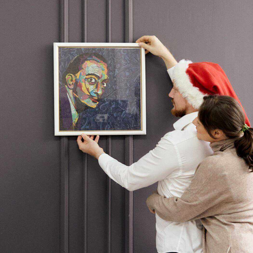 Pareja colgando puzzle de madera de dali en pared gris